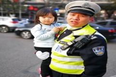 2歲女孩車流穿梭，民警抱護(hù)幫其尋找媽媽[多圖]