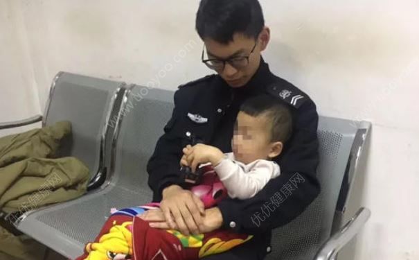 2歲男童凌晨光腳上街找媽媽，爸媽吵架后扔他一個人在家(3)