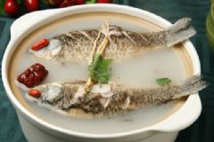 鯽魚湯有什么功效？鯽魚湯的功效與作用[圖]