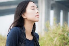 女人肝膽濕熱的癥狀有哪些？怎么調理肝膽濕熱？[圖]