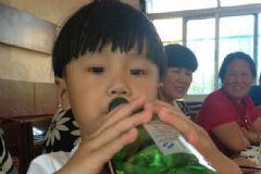 鄰居慫恿5歲男童喝酒致昏迷，小孩子喝酒有什么壞處？[多圖]