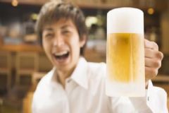 夏天喝啤酒有什么好處？男人夏天喝啤酒的好處有哪些？[圖]