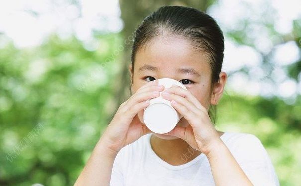 鄰居慫恿5歲男童喝酒致昏迷，小孩子喝酒有什么壞處？(4)