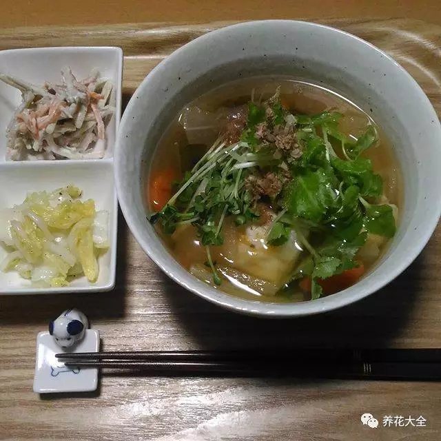 6、豆芽中含有豐富的維生素C和各種膳食纖維，對于身體是非常好的，而且豆芽的口感非常棒，還能夠減肥呢！