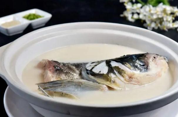 鯽魚湯的做法有哪些？魚湯里放什么蔬菜最有營養？