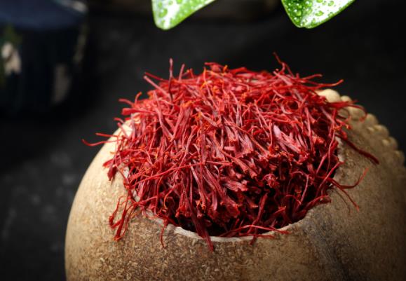 藏紅花怎么泡酒喝 搭牛膝柴胡活血藤桂圓肉酸棗仁柏子仁等