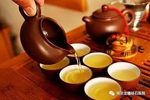 有腎結石，還能喝茶嗎？南京龍蟠結石醫院為您解析